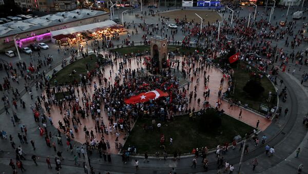 Una reunión progubernamental en la plaza de Taksim en Ankara el día después de la sublevación - Sputnik Mundo