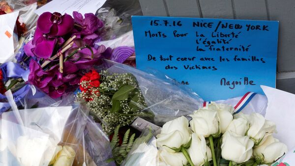 Flores en memoria de víctimas del atentado en Niza cerca de Consulado General frances en Nueva York - Sputnik Mundo
