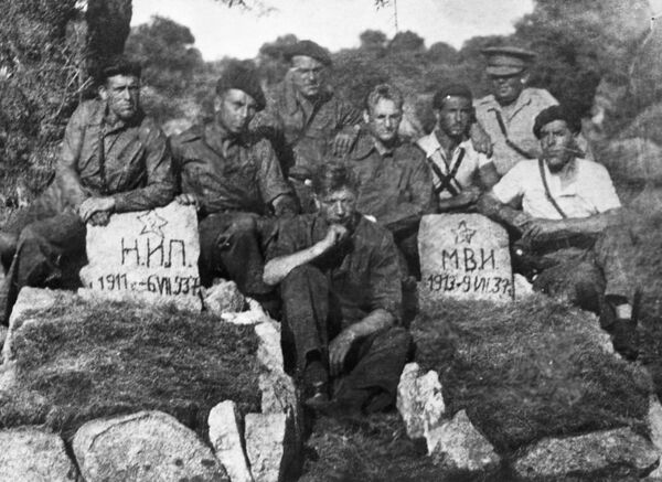Los operadores de tanques soviéticos al lado de las tumbas de sus compañeros fallecidos durante la guerra civil en España Los operadores de tanques soviéticos al lado de las tumbas de sus compañeros fallecidos durante la guerra civil en España - Sputnik Mundo