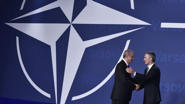 Jens Stoltenberg, secretario general de la OTAN, y Recep Tayyip Erdogan, presidente de Turquía, en la cumbre de la OTAN en Varsovia (archivo) - Sputnik Mundo