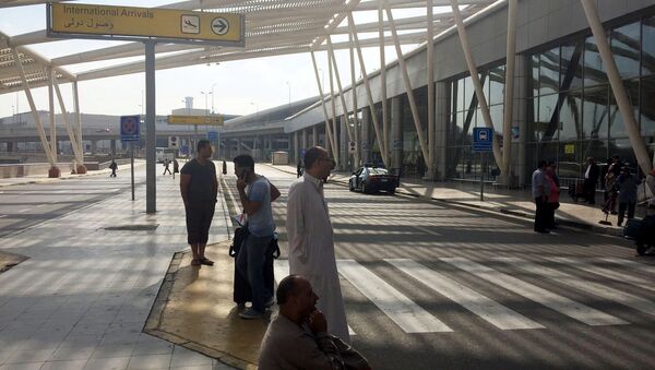 Gente fuera de la terminal de llegadas del aeropuerto de El Cairo, Egipto - Sputnik Mundo