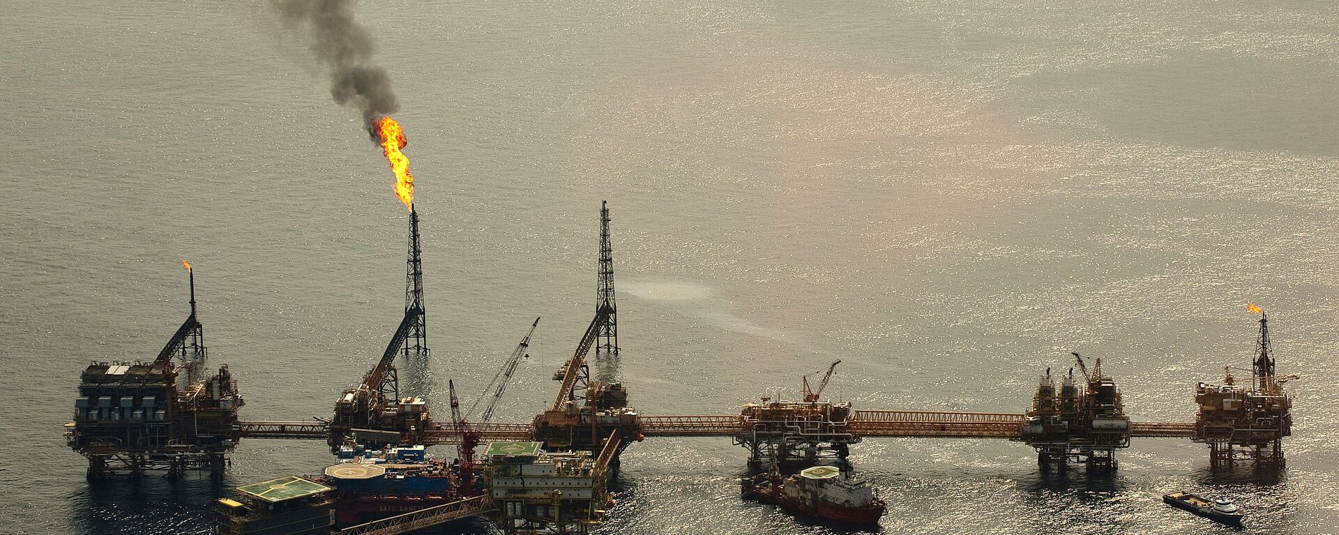 Aereal view of an oil complex called Cantarell of Pemex (Petroleos Mexicanos), in the Gulf of Mexico, off Ciudad del Carmen, Campeche State, Mexico, on August 5, 2010 - Sputnik Mundo, 1920, 23.02.2022