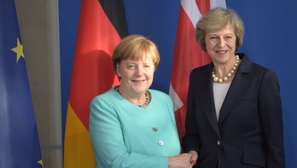 German Chancellor Angela Merkel and British Prime Minister Theresa May shake hands after a news conference following talks at the Chancellery in Berlin, Germany July 20, 2016. - Sputnik Mundo