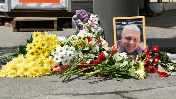 Flores y velas en el lugar del asesinato del periodista ruso Pável Sheremet en Kiev, Ucrania - Sputnik Mundo