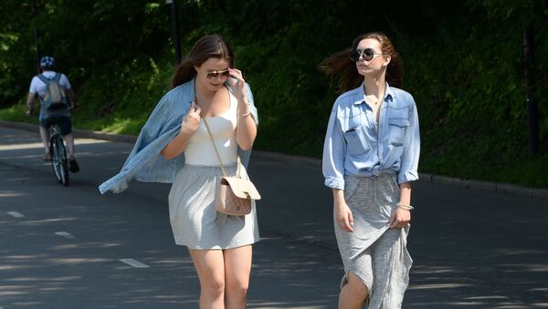 Unas chicas pasean cerca del Parque Gorki - Sputnik Mundo