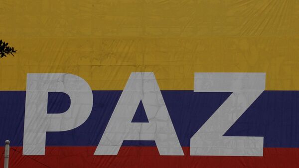 La bandera de Colombia con la palabra 'Paz' - Sputnik Mundo