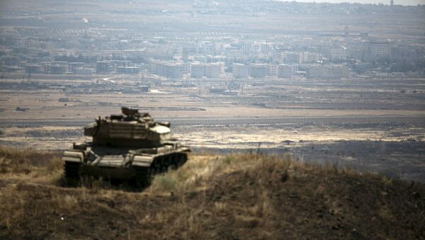 The Syrian area of Quneitra is seen in the background as an out-of-commission Israeli tank parks on a hill, near the ceasefire line between Israel and Syria, in the Israeli-occupied Golan Heights - Sputnik Mundo