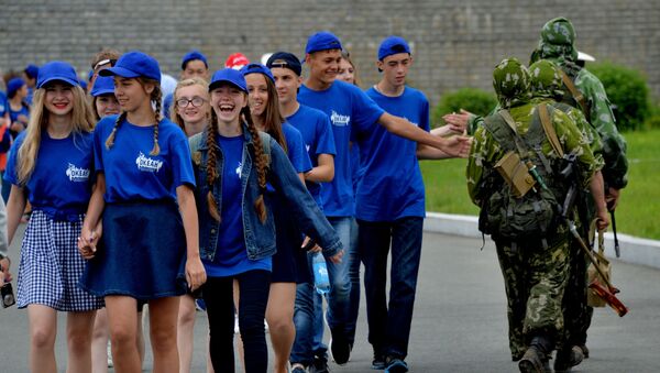 La ceremonia de ingreso a la agrupación juvenil Yunarmia en Primorie - Sputnik Mundo
