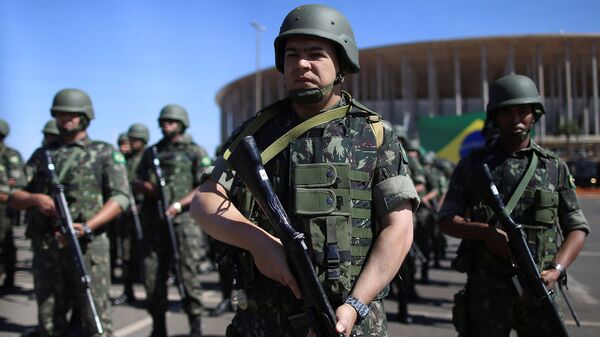Policías y fuerzas militares de Brasil en el Estadio Mané Garrincha - Sputnik Mundo