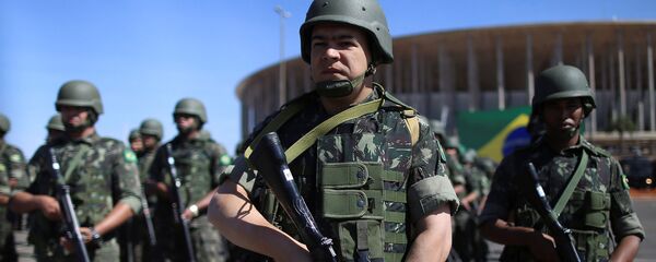 Policías y fuerzas militares de Brasil en el Estadio Mané Garrincha Policías y fuerzas militares de Brasil en el Estadio Mané Garrincha - Sputnik Mundo
