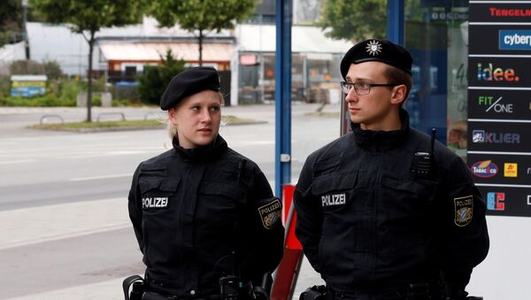 Los policías alemanes cerca del centro comercial Olympia en Múnich - Sputnik Mundo