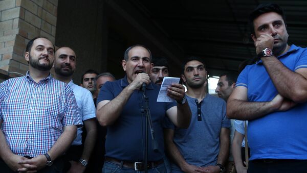Los partidarios del grupo armado que ocupó una comisaría en Ereván - Sputnik Mundo