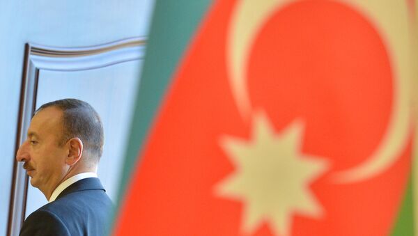 Bandera de Azerbaiyán y actual presidente, Ilham Aliyev - Sputnik Mundo