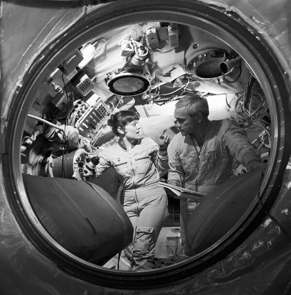 Svetlana Savítskaya y Vladímir Dzhanibékov en la nave espacial de entrenamiento Svetlana Savítskaya y Vladímir Dzhanibékov en la nave espacial de entrenamiento - Sputnik Mundo