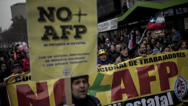 Una protesta en Chile contra las Administradoras de Fondos de Pensiones - Sputnik Mundo