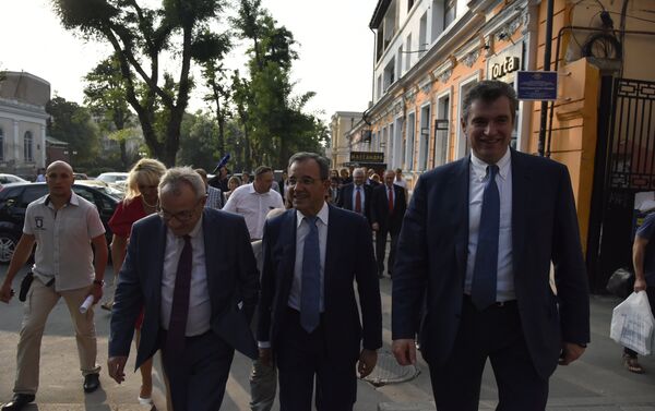 La delegación francesa pasea por la ciudad de Simferópol - Sputnik Mundo