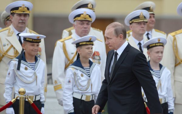 Vladímir Putin, el presidente de Rusia, durante las celebraciones del día de la Armada rusa en San Petersburgo. - Sputnik Mundo