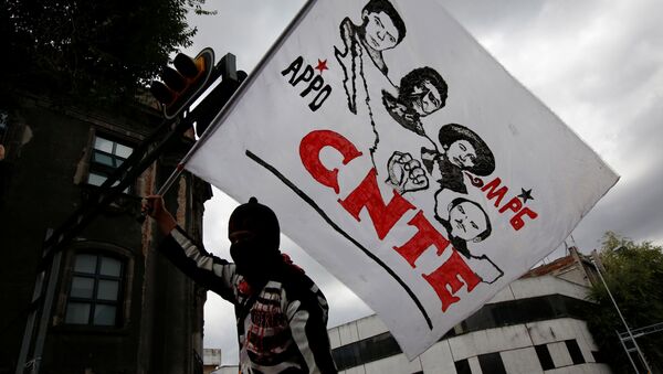 Protesta de la Coordinadora Nacional de Trabajadores de la Educación (CNTE) contra la reforma educativa en México - Sputnik Mundo