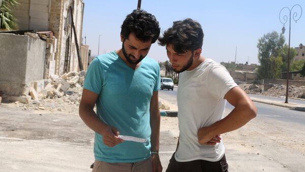 Vecinos de Alepo leen uno de los folletos lanzados por el Ejército sirio (archivo) - Sputnik Mundo