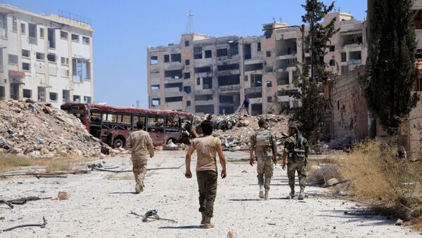 Soldados sirios patrullan uno de los corredores humanitarios establecidos para la evacuación de civiles en el barrio de Leramun, Alepo, 28 de julio de 2016 - Sputnik Mundo
