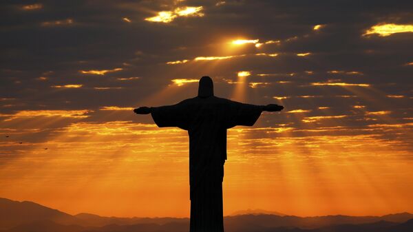 Jesus Christ the Redeemer during sunrise in Rio de Janeiro, Brazil - Sputnik Mundo