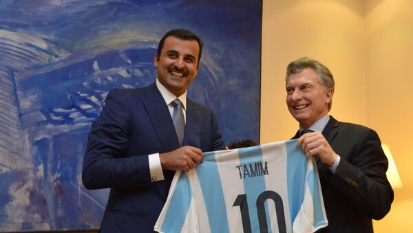 Tamim bin Hamad Al Thani (izda.) y el presidente de Argentina, Mauricio Macri - Sputnik Mundo