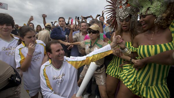 La antorcha olímpica cruza la bahía de Guanabara y llega a Río de Janeiro - Sputnik Mundo