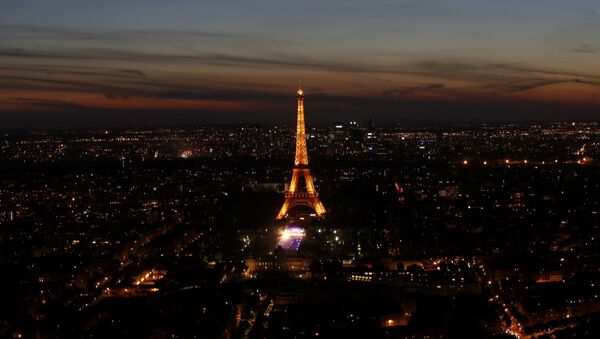 La Torre Eiffel en París - Sputnik Mundo