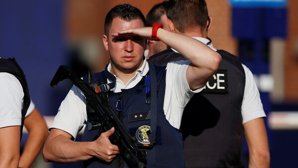La policía belga en el sitio del ataque en Charleroi - Sputnik Mundo
