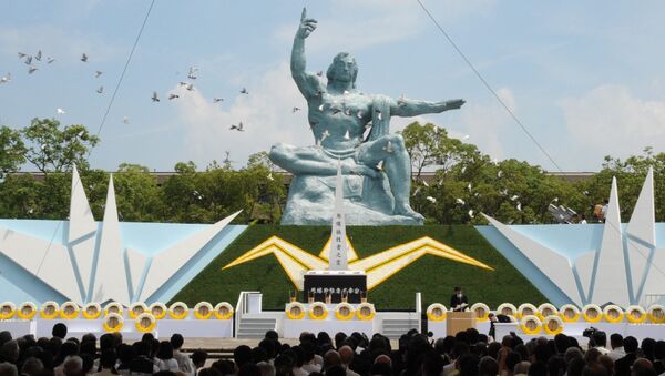 Doves fly over the Peace Statue during a memorial ceremony to mark the 70th anniversary of the atomic bombing of Nagasaki on August 9, 2015 - Sputnik Mundo