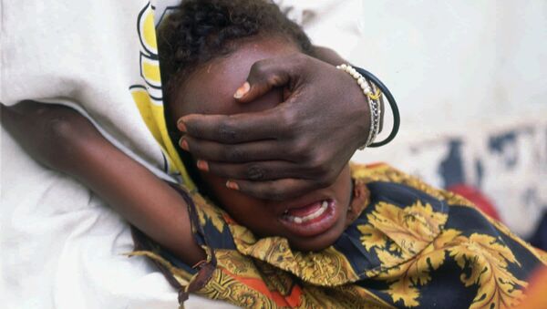 Huda Mohammed Ali de 6 años grita de dolor mientras es sometida a la circuncisión en Hargeisa, Somalia, 17 de junio de 1996. - Sputnik Mundo