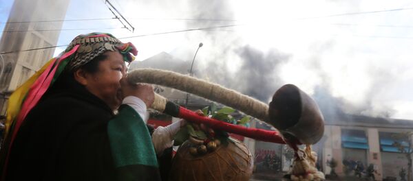 Una mujer mapuche durante protestas en Chile Una mujer mapuche durante protestas en Chile - Sputnik Mundo