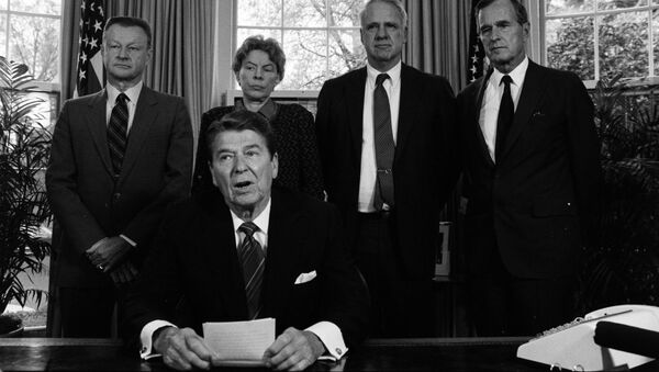 El presidente Ronald Reagan en un encuentro en la Casa Blanca con los líderes conservadores de la defensa (archivo) - Sputnik Mundo