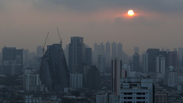A partial solar eclipse is seen in Bangkok, Thailand, March 9, 2016. - Sputnik Mundo