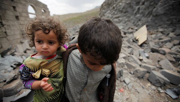 Los niños en una casa destruida, Yemen - Sputnik Mundo