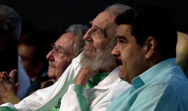 Fidel Castro, líder cubano, asiste a celebración de su 90º cumpleaños, junto con su hermano Raúl Castro, presidente de Cuba, y Nicolás Maduro, presidente de Venezuela Fidel Castro, líder cubano, asiste a celebración de su 90º cumpleaños, junto con su hermano Raúl Castro, presidente de Cuba, y Nicolás Maduro, presidente de Venezuela - Sputnik Mundo