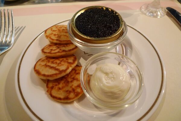 Oladis con caviar y smetana Oladis con caviar y smetana - Sputnik Mundo
