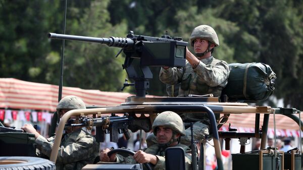 Militares turcos durante un desfile militar en Nicosia - Sputnik Mundo