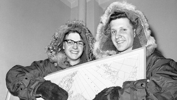 Boy Scouts, Soren Gregersen, 18, left, of Korsor, Denmark, and Kent L. Goering, 18, of Neodesha, Kansas, pose with a map of Greenland at press conference in New York, April 6, 196 - Sputnik Mundo