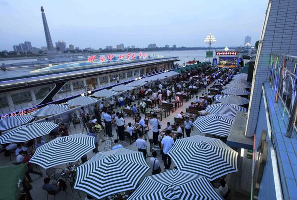 North Koreans gather along the Taedong River where a beer festival was organized in Pyongyang, North Korea North Koreans gather along the Taedong River where a beer festival was organized in Pyongyang, North Korea - Sputnik Mundo