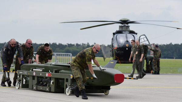 Miembros de las Fuerzas Armadas alemanas Bundeswehr llevan un sistema de armas Taurus la Exposición Aeroespacial Internacional (ILA) en Schoenefeld, el 30 de mayo de 2016 - Sputnik Mundo