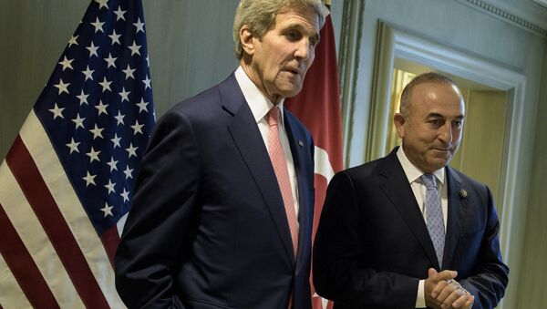 Ministro turco de Exteriores, Mevlut Cavusoglu, y el secretario de Estado de EEUU, John Kerry - Sputnik Mundo