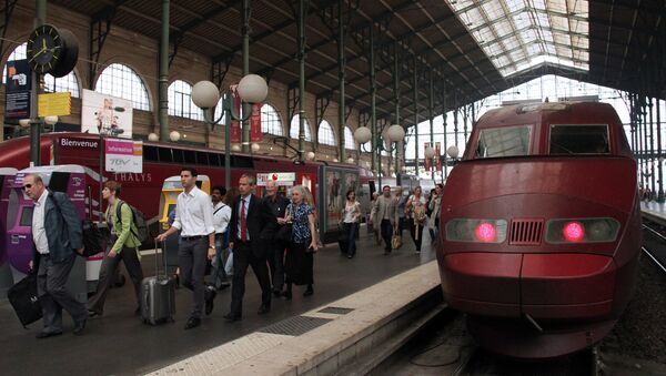 Los pasajeros salen de tren en Francia - Sputnik Mundo