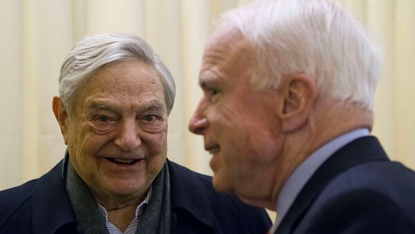 George Soros con el Senador John McCain - Sputnik Mundo