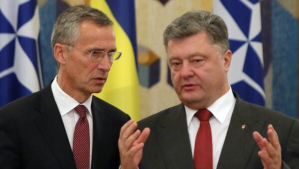 Secretario general de la OTAN, Jens Stoltenberg y presidente de Ucrania, Petró Poroshenko - Sputnik Mundo