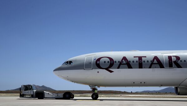 File photo of a Qatar Airways aircraft on a runway of the Eleftherios Venizelos International Airport in Athens - Sputnik Mundo