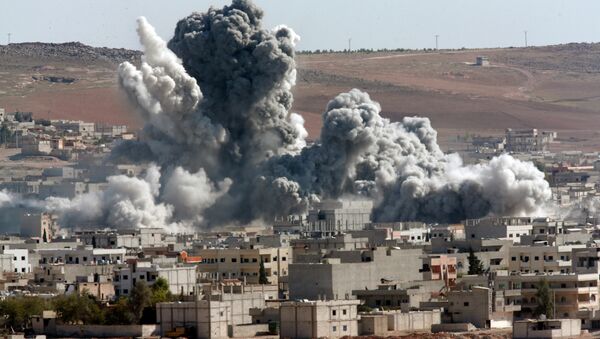 ataque aéreo de la coalición encabezada por EEUU. Kobani, Siria - Sputnik Mundo
