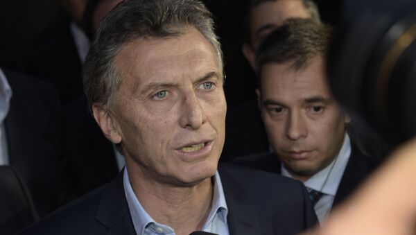 Argentine President-elect Mauricio Macri speaks to the press at the Olivos presidential residence in Buenos Aires, where he arrived to meet outgoing president Cristina Fernandez de Kirchner to define the transition, on November 24, 2015 - Sputnik Mundo