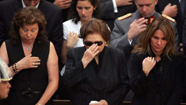 Lucía Hiriart, viuda de Augusto Pinochet, junto a sus dos hijas durante el funeral del exdictador chileno - Sputnik Mundo