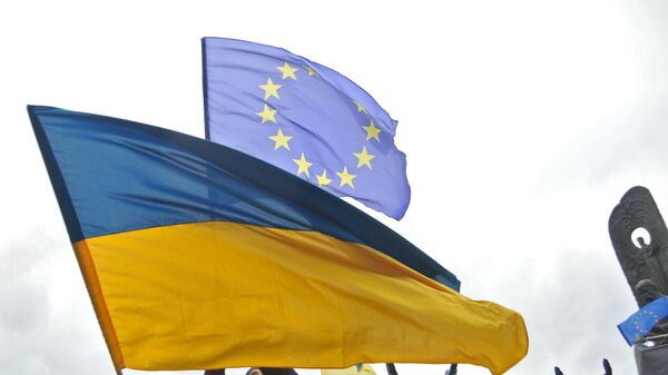 Las banderas de Ucrania y la UE (archivo) - Sputnik Mundo